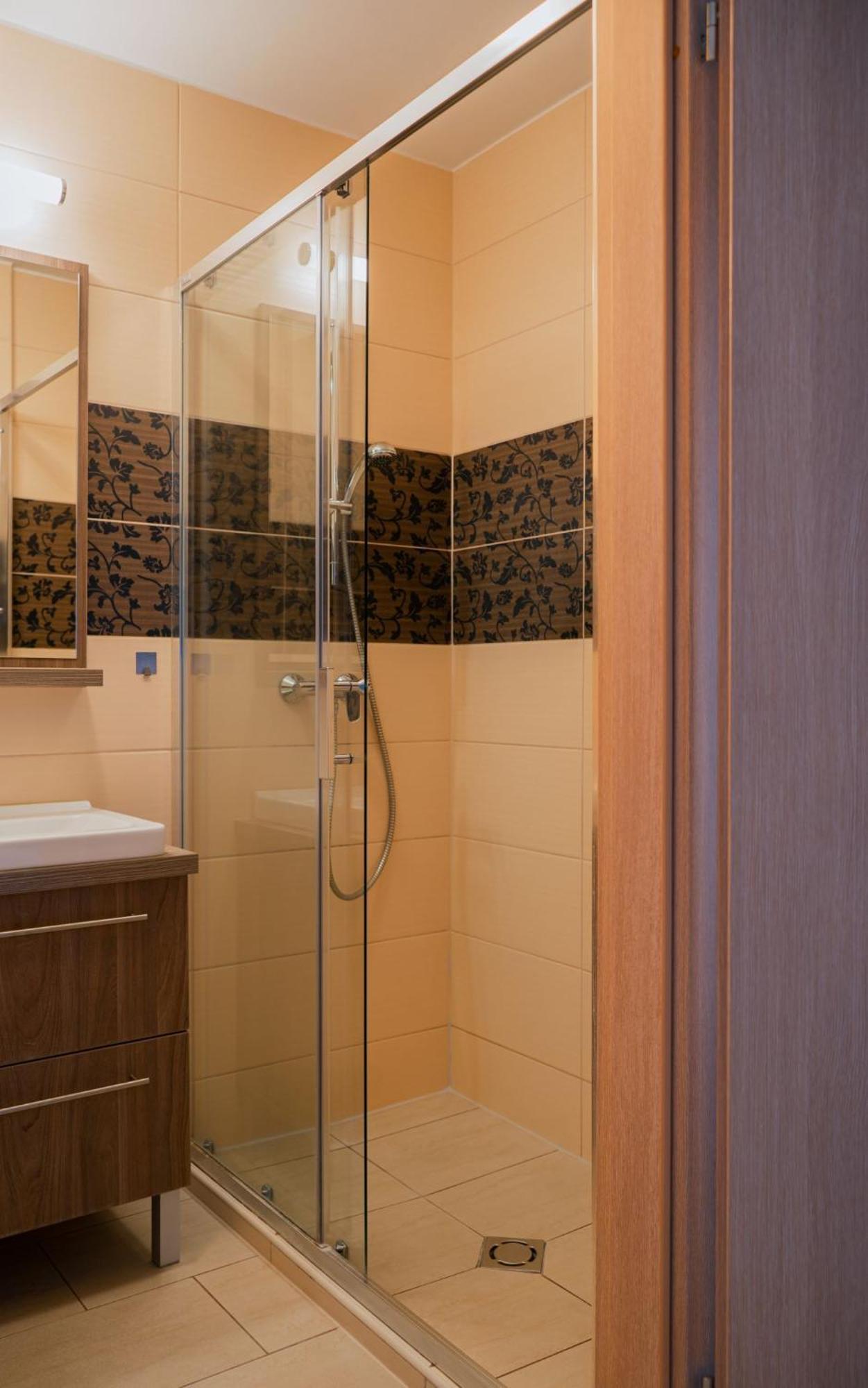 Zafir Apartman Sarvar Bagian luar foto