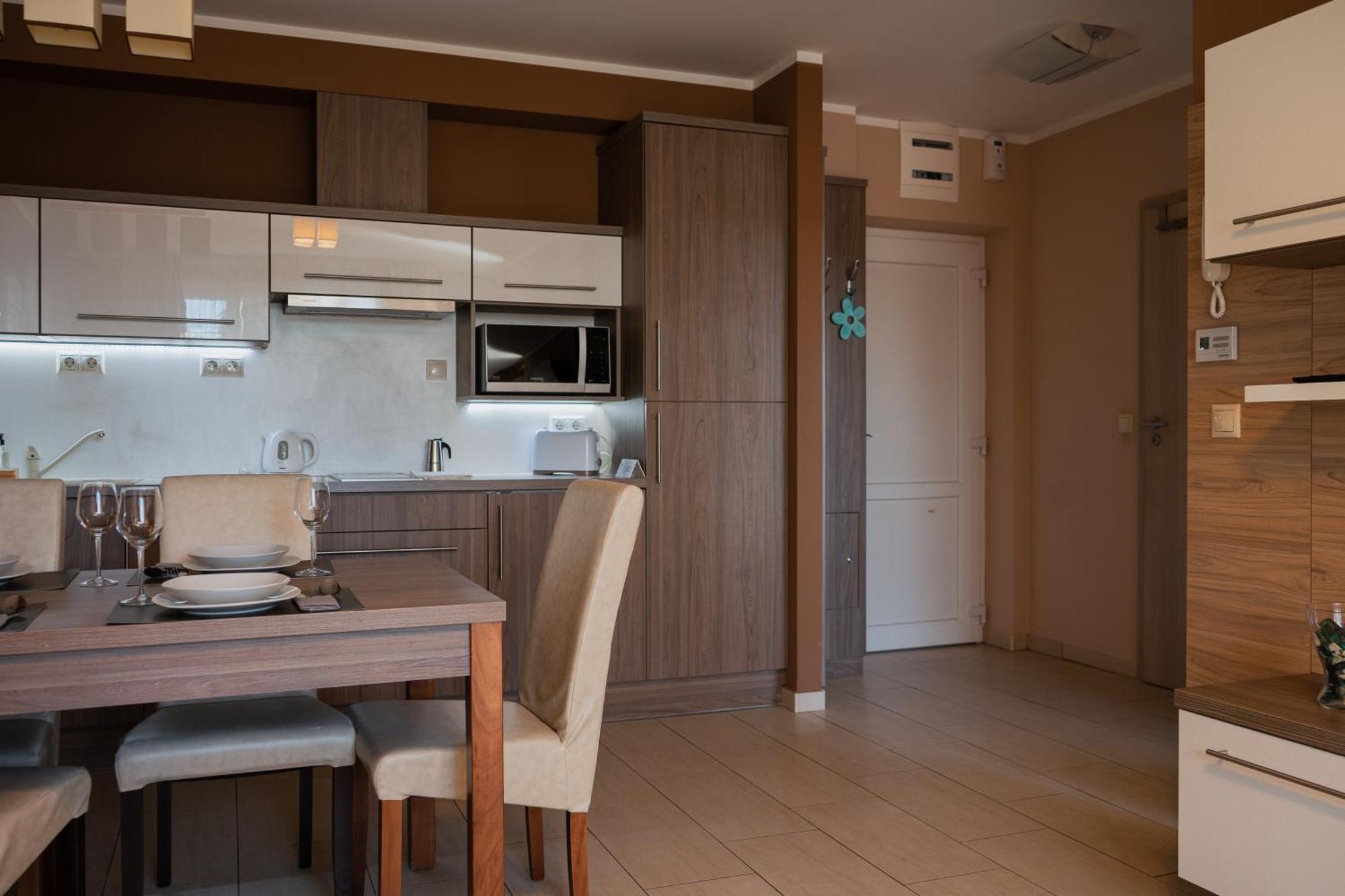 Zafir Apartman Sarvar Bagian luar foto